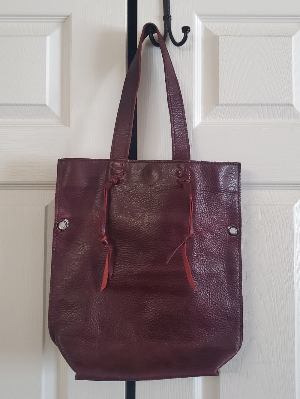 STACEY LEIGH RED WINE LEATHER BOHO BAG.